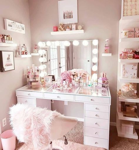 INTERIORS 🇬🇧 HOME DECOR IDEAS on Instagram: “Beauty room decor 📸 @lindzluvvpink . . . . . #makeupstorage #beautyroom #vanity #vanitystorage #acrylicmakeupstorage #beautyroomstorage…” Beauty Room Vanity, Makeup Room Decor, Beauty Room Decor, Beauty Room Design, Chic Makeup, Teen Girl Room, Vanity Room, Glam Room, Girl Bedroom Designs