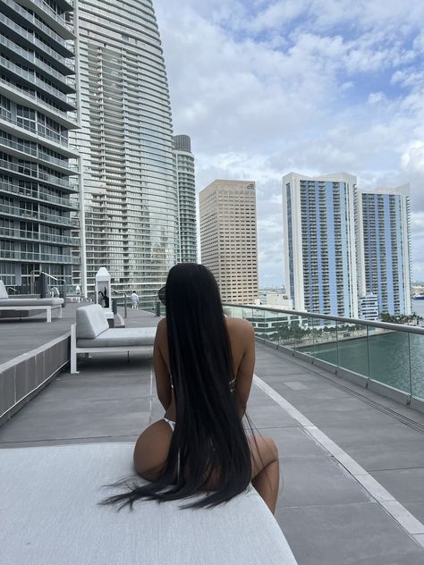 Baddie Instagram Pictures, Solo Trip Aesthetic, Vacay Pictures, Look Kylie Jenner, Pool Poses, Flipagram Instagram, Beautiful Photoshoot Ideas, Summer Picture Poses, Girls Vacation