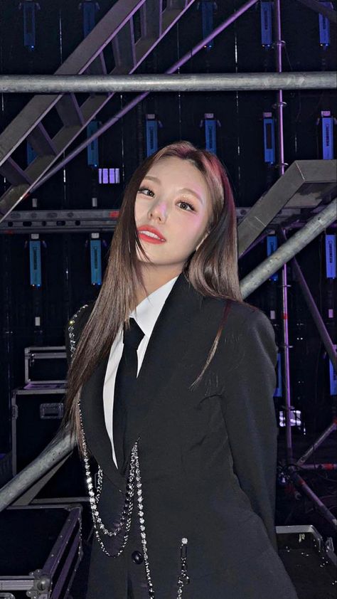 Yeji Formal Outfit, Airport Fashion Kpop, Boss Outfit, Suit Outfit, Black Suit, Formal Outfit, The Leader, Airport Style, Black Suits