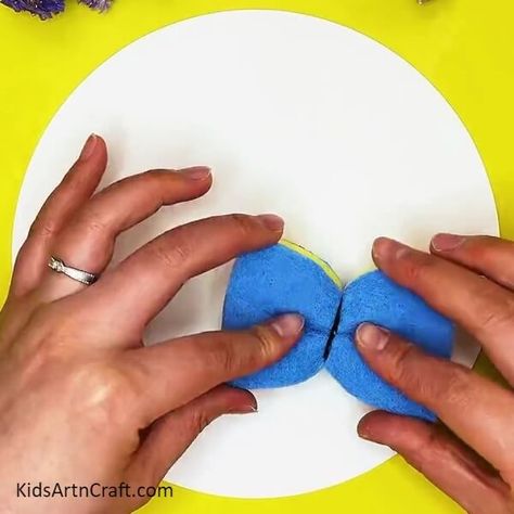 Creative Butterfly Painting Using Sponge Idea For Kids Check more at https://www.kidsartncraft.com/butterfly-sponge-painting-tutorial/ Step By Step Crafts, Creative Butterfly, Sponge Painting, Butterfly Painting, Painting Tutorial, Step By Step, For Kids