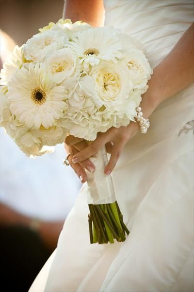 Cute flower arrangement Bouquet For Bridesmaids, Bridesmaid Simple, Gerbera Wedding, Gerbera Daisy Bouquet, Romantic Wedding Colors, Ribbon Flowers Bouquet, Simple Wedding Bouquets, Bride Flower, Daisy Wedding