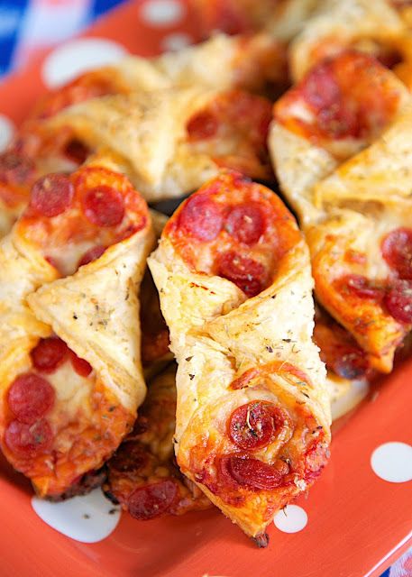 Pepperoni Pizza Pastry Puffs - two bite pizza! Only 5 ingredients and ready in 15 minutes! Perfect for parties and tailgating. We also like to eat these for a quick lunch. Whenever I take these to a party, there are never any left!! Can assemble and freeze for later. Pepperoni Pizza Puffs, Food Planning, Pizza Pepperoni, Pizza Pastry, Puff Pastry Appetizers, Pastry Appetizer, Puff Recipe, Plain Chicken, Tailgating Recipes