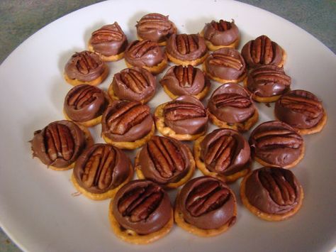 Picture of How to Make Pretzel Turtles Rollo Pretzels, Turtle Pretzels, Turtles Recipe, Pretzel Turtles, How To Make Pretzels, Treats To Share, Mini Pretzels, My Favorite Recipes, Christmas Chocolate