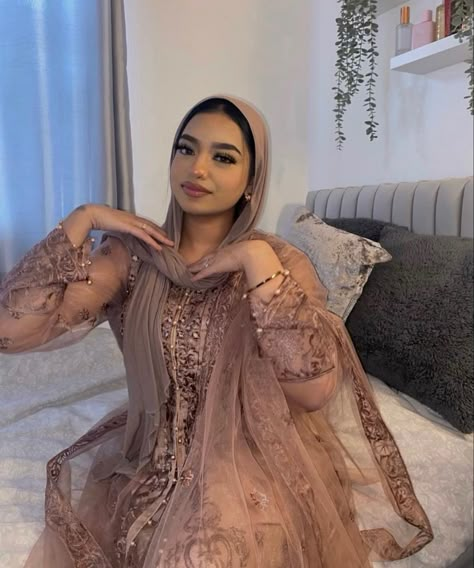 Eid Fits Pakistani, Hijabi Lengha, Eid Outfit Aesthetic, Pakistan Outfits, Asian Wedding Guest Outfit, Aesthetic Eid Outfits, Eid Dress, Desi Outfit Picture Ideas, Desi Outfit With Hijab