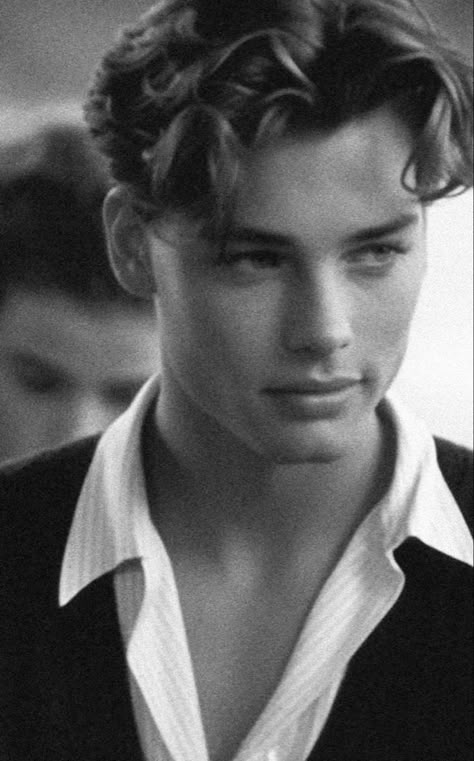 90s Hairstyles Men Rocked Effortlessly | 90s Aesthetic | 90s Nostalgia | 2000s hairstyles men | 90s boys hair | Aesthetic Cool & Trendy 90s Hairstyles Ideas For Men To Try In 2024 90s Hairstyles Men, Undercut Men, 90s Men, Medium Curly Hair Styles, 90s Hairstyles, Mens Hair, The Perfect Guy, Money Aesthetic, Aesthetic Guys