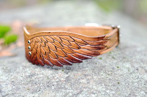 This tooled leather dog collar is fashioned to look like a pair of wings encircling the dog's neck. Every feather is carefully detailed by hand with a stylus. Dog Collar Pattern, Rainbow Fish, Leather Dog Collar, Leather Carving, Leather Art, Hand Tooled Leather, Leather Projects, Leather Pattern, Tooled Leather