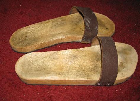 Making Wooden Sandals (Scholl's Style) Exercise Sandals, Shoe Goo, Shoe Repair Shop, Diy Sandals, Wooden Sandals, Huarache Sandals, Got Wood, Wood Shoes, Diy For Men