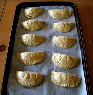 Mini Pizza Calzones, Mini Calzones With Pizza Dough, Mini Calzones Easy, Mini Stromboli, Mini Calzones Recipes, Mini Calzones, Mini Pizza Bites, Field Meals, Frozen Rolls