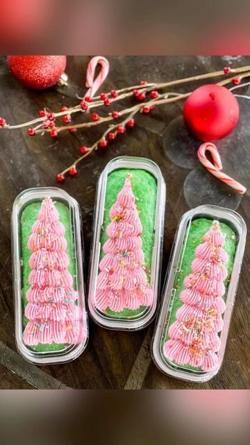 Christmas Cake Sale Ideas, Christmas Cake Slices, Mini Cake Christmas Decoration, Loaf Cake Christmas, Christmas Mini Cakes Decorating, Mini Christmas Cake Decorating Ideas, Mini Loaf Cakes Christmas Gift Ideas, Tin Cakes Design, Mini Loaf Pan Cakes Christmas