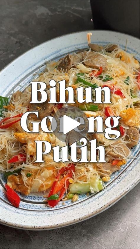 Bihun Goreng Putih🤭
30min · 4 servings BIHUN GORENG PUTIH 2 PCS BIHUN • 6 PCS BASO SAPI • 1/4 PCS KOL • 1 BATANG DAUN BAWANG • 2 BATANG DAUN SELEDRI • 2 PCS CABE MERAH �• 2 BUTIR TELUR • 1 SDT KECAP IKAN • GARAM • LADA KALDU JAMUR BUMBU HALUS : • 6 PCS BAWANG MERAH • 2 PCS BAWANG PUTIH • 3 PCS KEMIRI • 1 SDM EBI MINYAK CARA MEMBUAT : • 1. Rendam bihun dengan air biasa (tidak panas tidak dingin) • 2. Tumis bumbu halus hingga harum, masukkan irisa Bihun Goreng, Easy To Cook Meals, Healthy Food Menu, Food Receipt, Salty Foods, Food Recepie, Indonesian Food, Food Videos Cooking, Fun Cooking