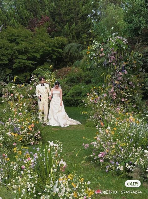 Wedding Lots Of Flowers, Wedding Venues Meadow, Cottagecore Wedding Ceremony, Colorful Tuscan Wedding, Wedding Field Flowers, Wedding Flower Field, Field Of Flowers Wedding, Meadow Inspired Wedding, Wedding In A Field Of Flowers