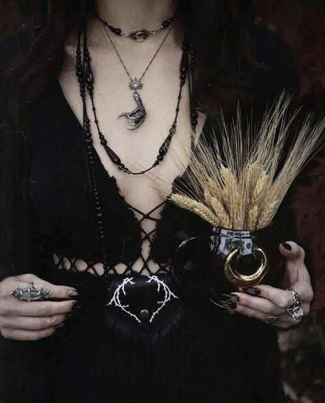 Witchy Outfits Aesthetic, Witch Aesthetic Fashion, Witch Aesthetic Outfit, Small Reminders, Witchy Outfits, Strega Fashion, Boho Witch, Boho Rock, My Daily Routine