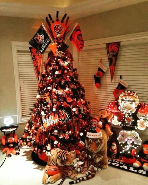 Cincinnati Bengal's Christmas Tree! Strawberry Blonde Curly Hair, Strawberry Blonde Curly, Bengals Christmas, Who Dey, Cincinnati Bengals Football, Football Christmas, Bengals Football, Cowboy Theme, Blonde Curly Hair