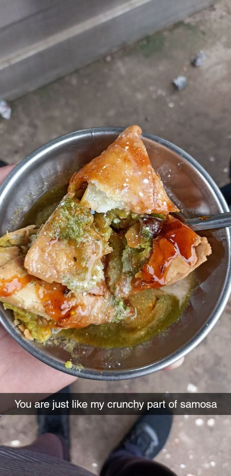 Gotta try this... 🍂 Samosa Snap, Food Captions, Samosa, Red Curry, Thai Red Curry, Street Food, Ethnic Recipes, Quick Saves