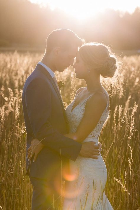 Outdoor Barn Wedding, Outdoor Wedding Pictures, Sunset Wedding Photos, Barn Wedding Photos, Field Wedding, Wedding Portrait Poses, Wedding Picture Poses, Outdoor Wedding Photos, Diy Photo Booth