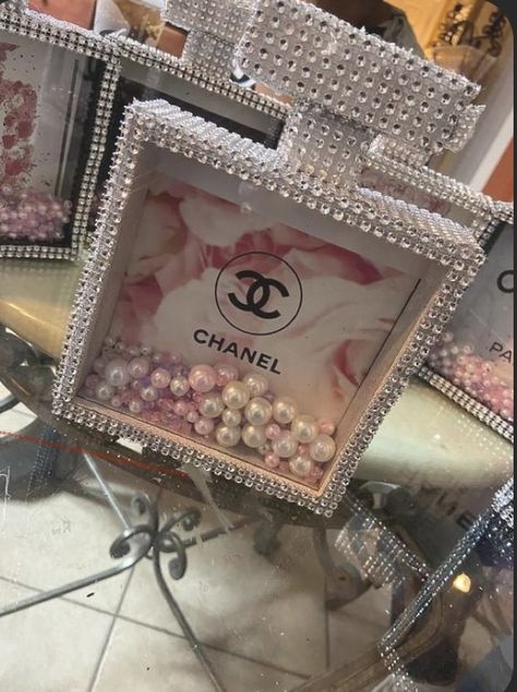 Chanel Diy, New Year Card Ideas, Chanel Decor, Chanel Party, Glamour Decor, Diy Perfume, Bling Crafts, Cute Diy Room Decor, Candy Land Christmas Decorations Diy