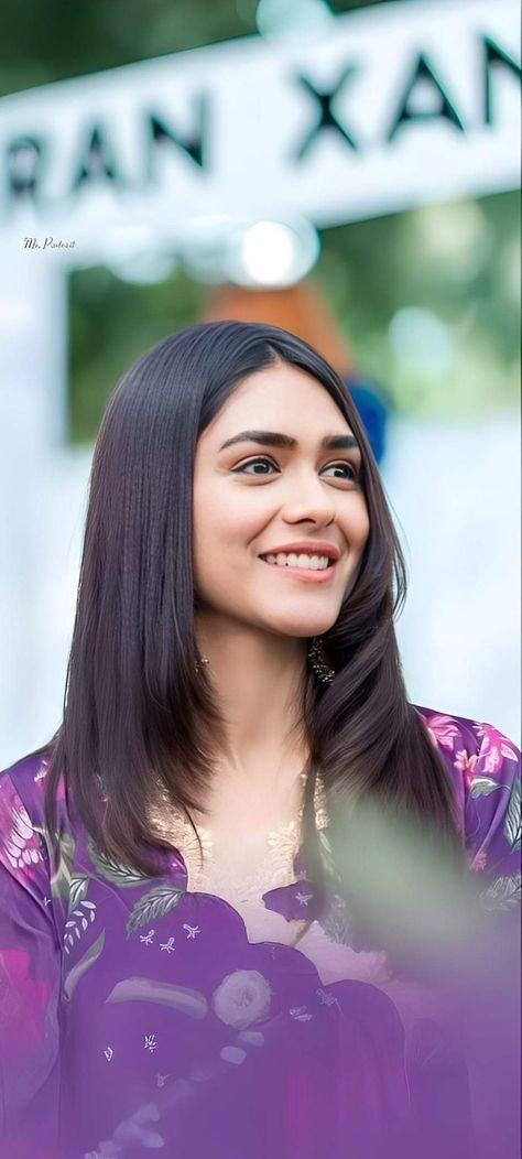 Thakur Wallpaper, Mrunal Thakur, Actress Hairstyles, Indian Actress Hot Pics, Indian Beauty Saree, Desi Beauty, Bollywood Actress, Hd Wallpaper, Actresses