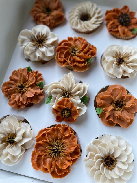 IG: @Lindas_cupcakes_and_cookies Cupcake Shop, Fall Cupcakes, Pretty Cupcakes, Baking Inspiration, Floral Cupcakes, Cupcake Shops, Fall Florals, Beautiful Cupcakes, Marigold Flower