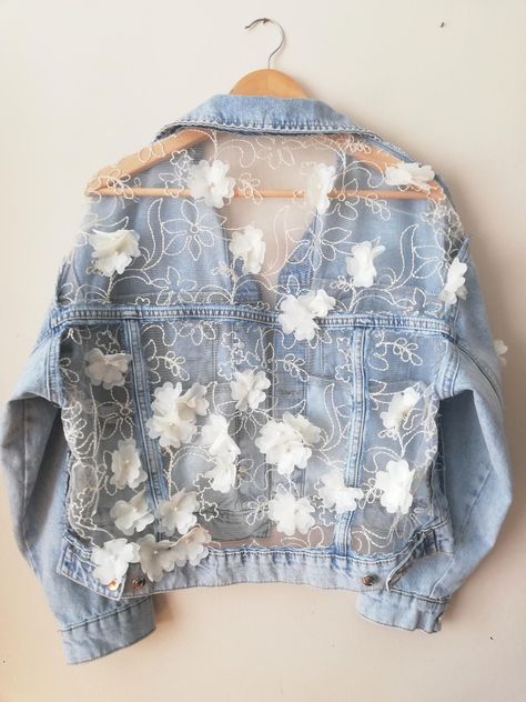 Diy Lace Denim Jacket, Bohemian Denim Jacket, Handmade Denim Jacket, Beaded Denim Jacket Diy, Denim And Lace Outfits, Denim Jacket Upcycle, Denim Jacket Wedding, Wedding Denim Jacket, Lace Denim Jacket