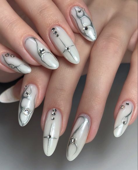 Winter Silver Nails, Neotribal Nails, Snake Tattoo Placement, Cybersigilism Nails, Line Work Nails, Techno Nails, French Braid Extensions, Silver Nail Ideas, Platinum Nails