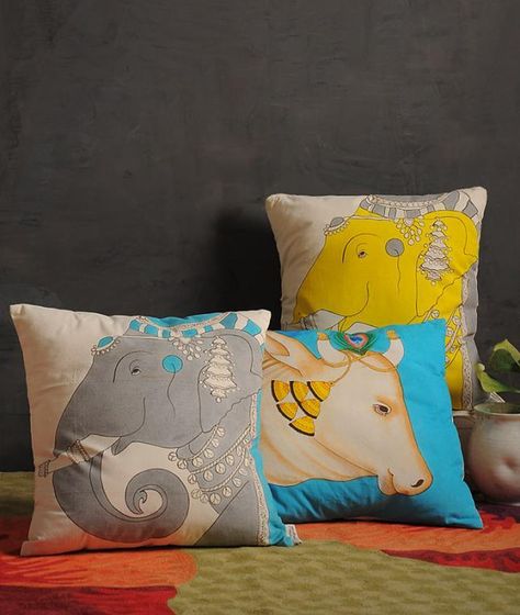 Coushin Covers Ideas, Hand Painted Cushions, Indian Cushions, Hand Painted Pillows, Fabric Painting Techniques, Cushion Embroidery, Fabric Paint Designs, Modern Pillow Covers, Diy Pillow Covers