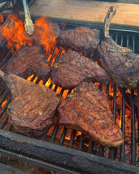 Meet Recipe, Bbq Party Food, Fast Food Drinks, Meat Sweats, Tomahawk Steak, Cooking The Perfect Steak, Diy Santa, Fire Cooking, Central California