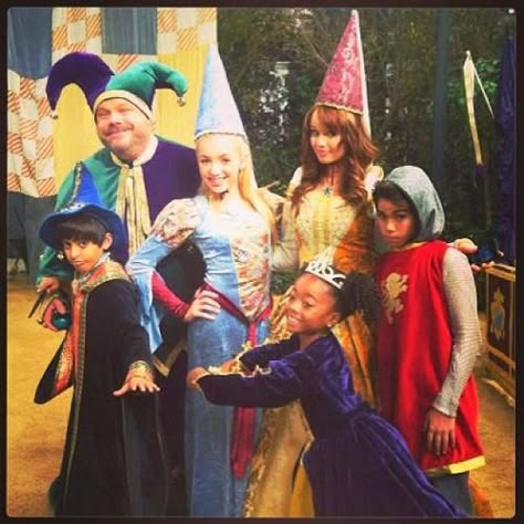 Everybody on the cast of Jessie in they're royal outfits! Cast Of Jessie, Jessie Cast, Jessie Disney, Hey Jessie, Disney Jessie, Luke Benward, Emma Ross, Old Disney Channel, Bridgit Mendler