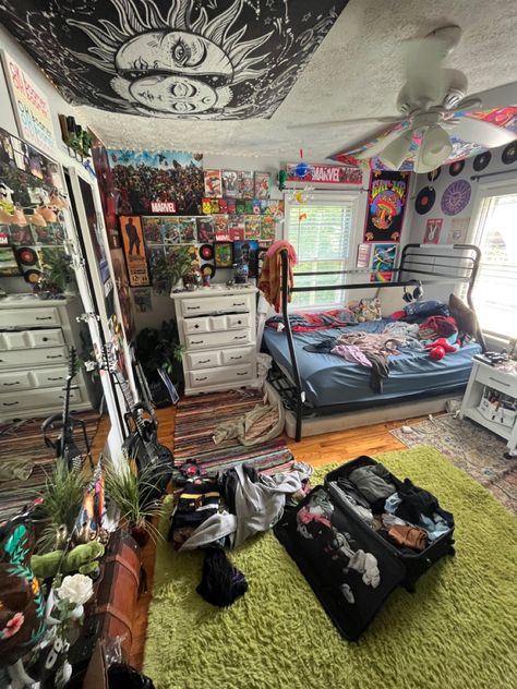 Cool Room Layouts Bedrooms, Hotbox Room, Alt Bedroom Aesthetic, Alt Room Inspo, Alt Bedroom Ideas, 90s Teen Bedroom, Messy Room Aesthetic, Punk Room, Ideas Room Decor