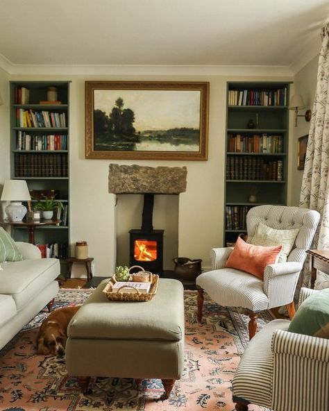 English Cottage Snug, English Country Cottage Interiors Living Room, Small Cozy Cottage Living Room, Cottage Snug Room, Grandma Style Living Room, Small Cottage Lounge, Cotswold Living Room, Small English Living Room, Cosy English Living Room