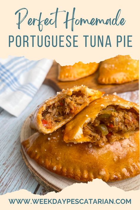 Tuna Pie Recipe, Tuna Pot Pie, Vegetable Pies, Pies Savory, Tuna Pie, Portuguese Foods, Snack On The Go, Hand Pies Savory, Baked Food