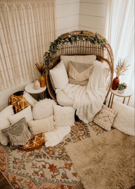 Boho studio space set up for mommy + me photo sessions. Boho Set Up, Photography Studio Bed Set Up, Boho Photoshoot Studio, Boho Photo Studio, Boho Studio Photoshoot, Photoshoot Space, Boho Photography Studio, Yoga Nook, Rustic Studio