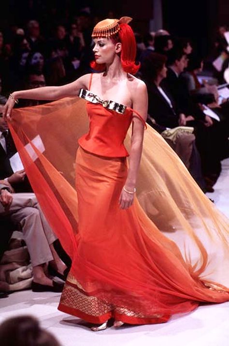 John Galliano for Givenchy Spring Summer 1996 Haute Couture Vintage Runway Fashion, Galliano Dior, Givenchy Dress, Models 90s, Sixties Fashion, 1990s Fashion, Couture Runway, 90s Retro, Couture Gowns