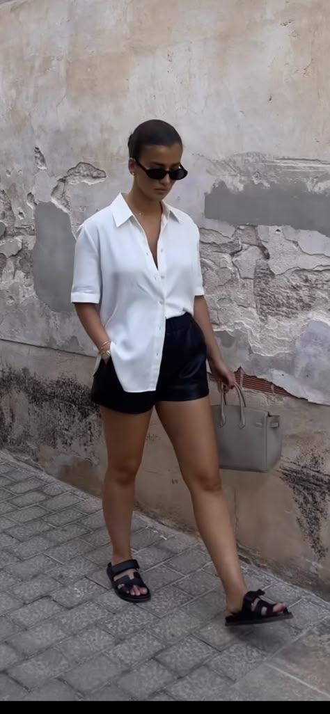 Trouser Shorts Outfit Summer, Current Fashion Trends 2024 Summer, Chic Everyday Outfits Summer, Summer Basics Outfits, Breakfast Date Outfit Summer, Minimalist Vacation Outfits, Summer Wardrobe 2024, Classy First Date Outfit, Movie Day Outfit