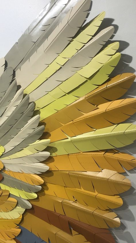 Cardboard Feathers, Bird Wings Costume, Cardboard Costume, Cosplay Wings, Carnival Of The Animals, Selfie Wall, Paper Wings, Paper Feathers, 17 Agustus