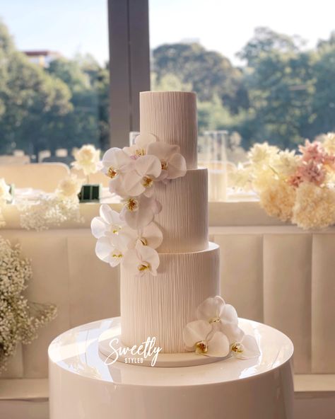 Modern Chic Wedding Cake, Nikkah Details, Elegant Modern Wedding Cake, Destination Wedding Cake, Wedding Cake Elegant, Wedding Booth, Classy Wedding Cakes, Green Wedding Decorations, Wedding Cake Options