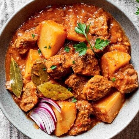 Lamb Vindaloo - The Big Man's World ® Lamb Vindaloo Recipe, Lamb Burger Recipes, Lamb Vindaloo, Vindaloo Curry, Lamb Patties, Vindaloo Recipe, Greek Spices, Marinated Lamb, Indian Recipes Authentic