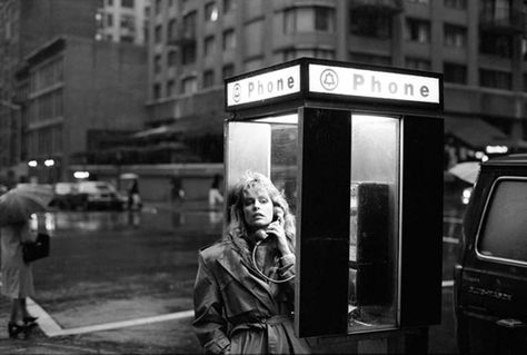 Farrah Fawcett | From a unique collection of black and white photography at https://www.1stdibs.com/art/photography/black-white-photography/ Harry Benson, Telephone Booth, Phone Booth, Photography Vintage, Farrah Fawcett, Photography Magazine Cover, Photo Vintage, City Photography, Night City