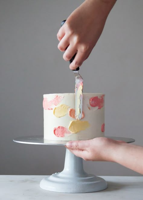 How to make a watercolor cake + video.                                                                                                                                                      More                                                                                                                                                                                 More Red Velvet Decoration, Watercolor Cake Tutorial, Birthday Cake Red Velvet, Birthday Cake Red, Cake Red Velvet, Decoration Patisserie, Frosting Techniques, Mini Torte, Cake Video