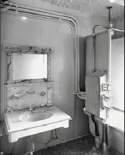 Marine Archaeology, Titanic Underwater, Titanic Artifacts, Titanic Sinking, Titanic Facts, Old Bathrooms, Titanic History, 1920s Vintage, The Titanic