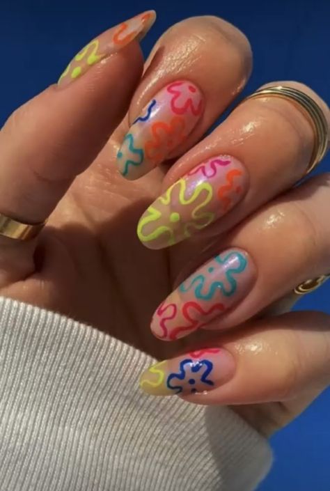 Creative Nails Designs For Summer, White Swirl Nails, Nail Inspo White, Spongebob Nails, Rave Nails, Nail Art Trendy, Swirl Nails, Retro Nails, Hippie Nails