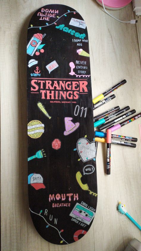 Room Ideas Stranger Things, Stranger Things Room Ideas Diy, Art Stranger Things, Stranger Things Gift Ideas Diy, Stranger Things Painting Easy, Manualidades Stranger Things, Stranger Things Inspired Drawings, Stranger Things Diy Room Decor, Stranger Things Art Ideas