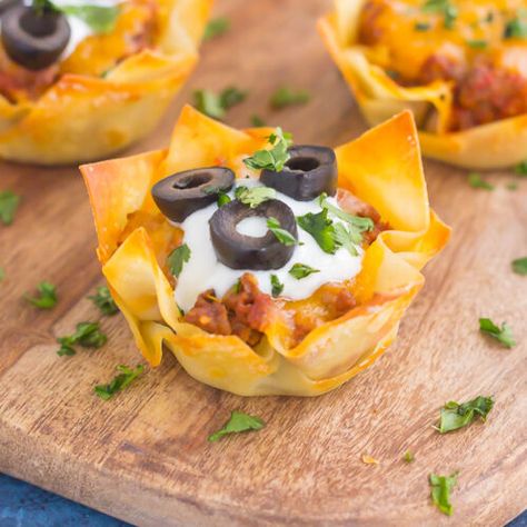 Cheesy Wonton Taco Cups - Pumpkin 'N Spice Wontons Recipes, Wonton Taco Cups, Mini Taco Cups, Taco Cups Recipe, Taco Appetizers, Wonton Tacos, Taco Bites, Tiny Bites, Awesome Appetizers