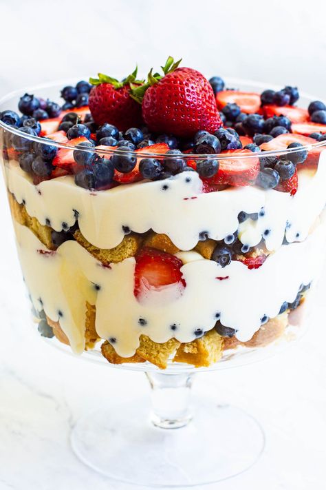 Healthy Berry Trifle for Summer Healthy Trifle, Berry Trifle Recipe, Fresh Desserts, Almond Flour Cake, No Bake Strawberry Cheesecake, Almond Flour Cakes, Berry Trifle, Healthy No Bake, Baking With Almond Flour