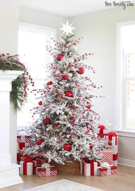 Christmas Tree Inspiration Simple, Batten Wall, Flocked Christmas Tree, Flocked Christmas Trees Decorated, Christmas Tree Decorating Themes, Family Ornaments, Christmas Tree Inspiration, White Christmas Trees, Flocked Christmas Trees