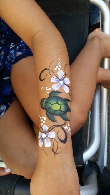 Hawaiian turtle and flower face paint by artist Sarah Pearce with Earth Fairy Entertainment Tye Dye Face Paint Ideas, Hawaiian Flower Face Paint Easy, Face Painting Turtle, Hibiscus Face Paint, Hawaii Face Paint, Hawaiian Face Paint, Easy Body Painting, Stitch Face Paint, Arm Face Paint