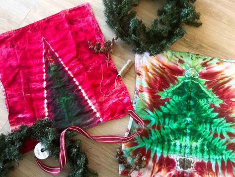 Two Ways to Fold a Tie Dye Christmas Tree - Practical and Pretty Christmas Tree Tie Dye, Cute Christmas Diy Gifts, Dye Christmas Tree, Tie Dye Christmas, Christmas Crafts Diy Decoration, Christmas Tie Dye, Diy Tie Dye, Diy Tie Dye Shirts, Christmas Bows Diy