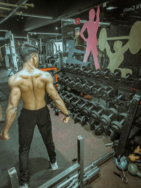 Back workout Jym Pics, Gym Boy Pic, Gym Poses For Men, Gym Pics Men, New Pose, Jeff Seid, Men Haircut Curly Hair, Beach Instagram Pictures, Gym Boy