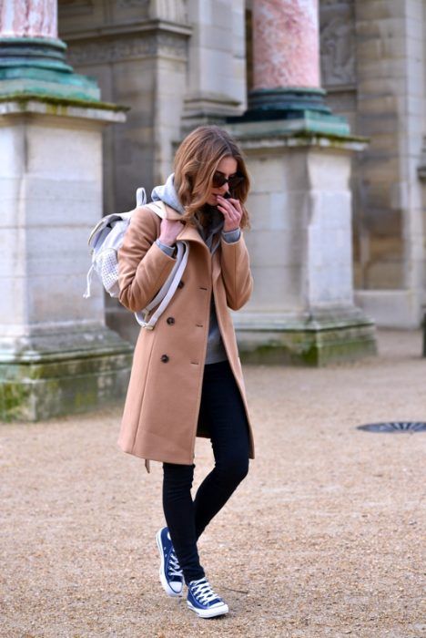 mujer con abrigo cafe y tenis converse Blue Converse Outfit, Converse Azul, Converse Bleu, Outfits Polyvore Casual, How To Wear Converse, White Converse Outfits, College Outfits Casual, College Outfits Comfy, College Outfits Winter