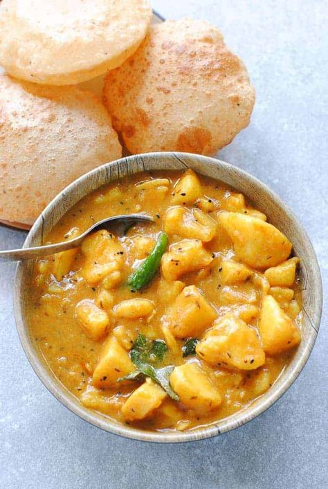 Aloo Curry, Vegan Curry Recipes, Aloo Recipes, Puri Recipes, Indian Bread, Potato Curry, Curry Dishes, Indian Breakfast, Curry Recipe