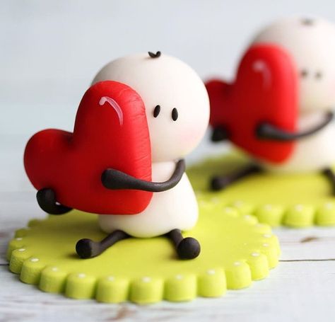 Valentines Toppers, Clay Keychain, Clay Magnets, Valentines Cupcakes, Valentines Day Cakes, Valentine Cake, Clay Crafts Air Dry, Fondant Figures, Valentine Cookies